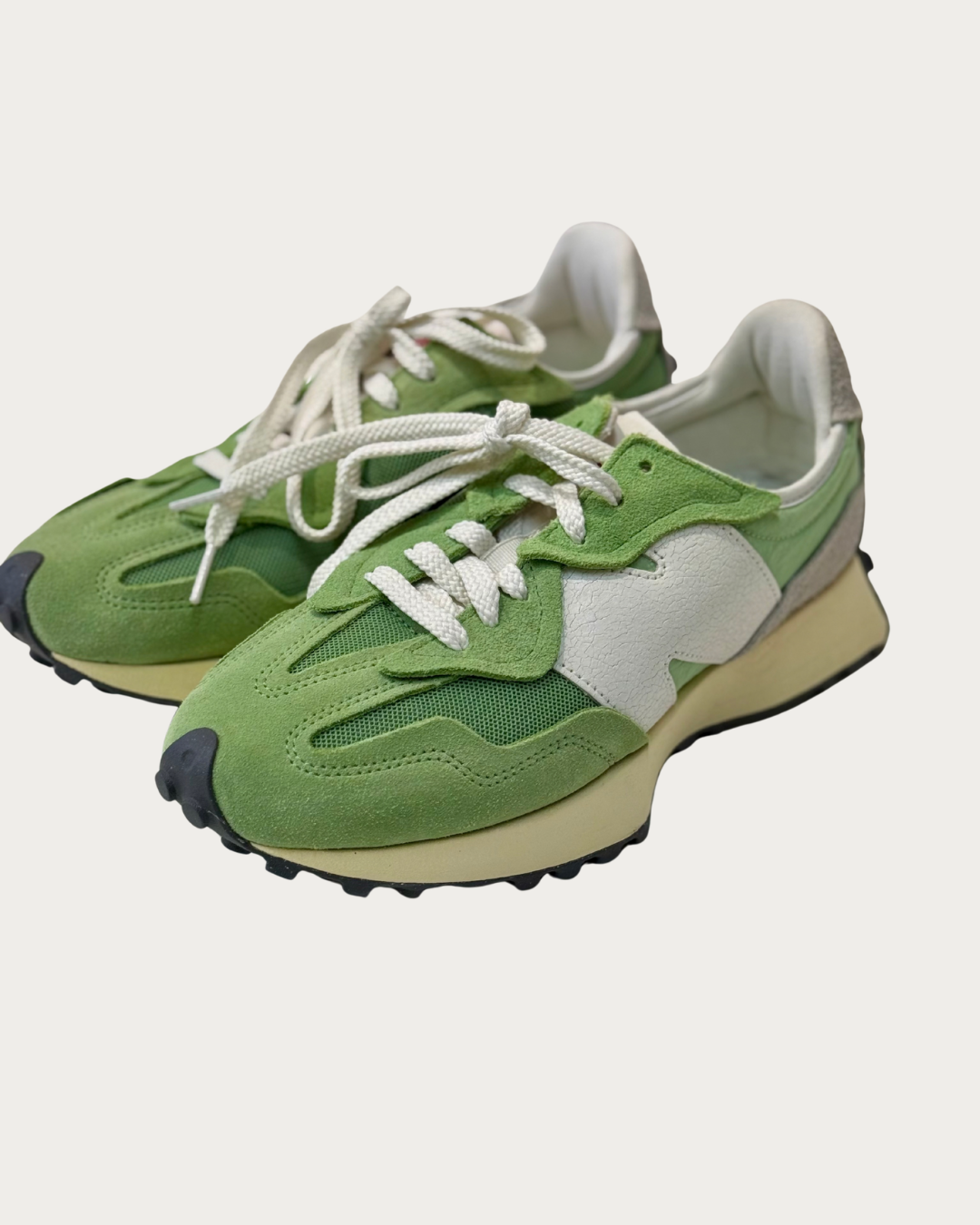 New Balance 327 -tennarit ammentavat inspiraationsa 1970-luvun juoksukenkäinnovaatioista, ajalta jolloin juoksusta tuli suosittu vapaa-ajan harrastus ja kenkien suunnittelussa alettiin panostaa entistä enemmän suorituskykyyn ja mukavuuteen. Tämä ikoninen malli tuo tuon aikakauden klassiset elementit nykypäivään modernilla ja raikkaalla tavalla.