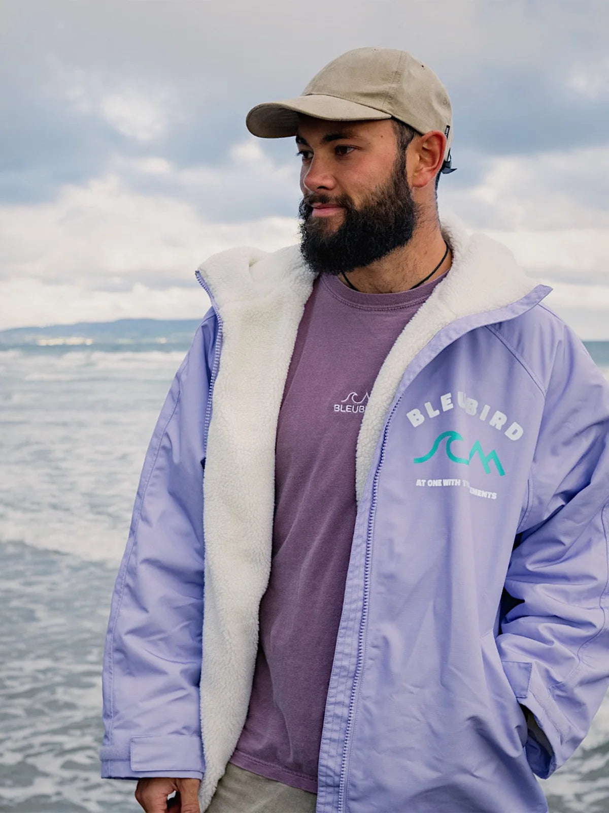 Irlantilaisen Bleubirdin suosittu sherpavuorattu, oversize-mallinen ulkoilutakki.

Takki pitää lämpimänä ja kuivana vaihtelevissa sääolosuhteissa. Menetpä avantoon, ulkoilemaan tai meren äärelle, tämä takki on sinulle.