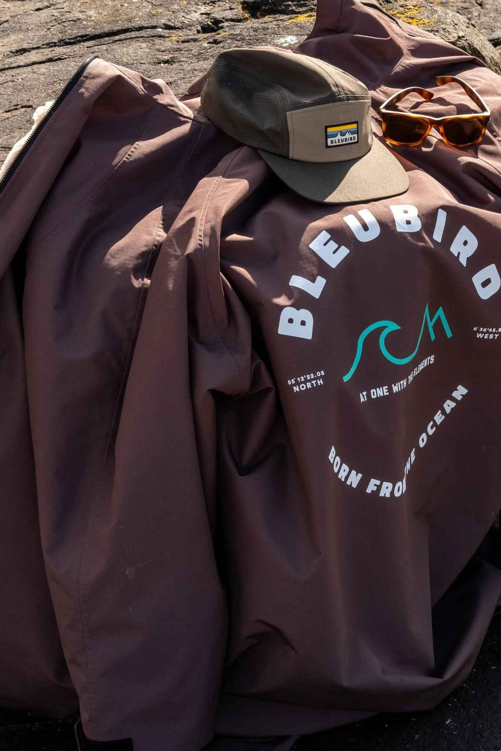 Irlantilaisen Bleubirdin suosittu sherpavuorattu, oversize-mallinen ulkoilutakki.

Takki pitää lämpimänä ja kuivana vaihtelevissa sääolosuhteissa. Menetpä avantoon, ulkoilemaan tai meren äärelle, tämä takki on sinulle.