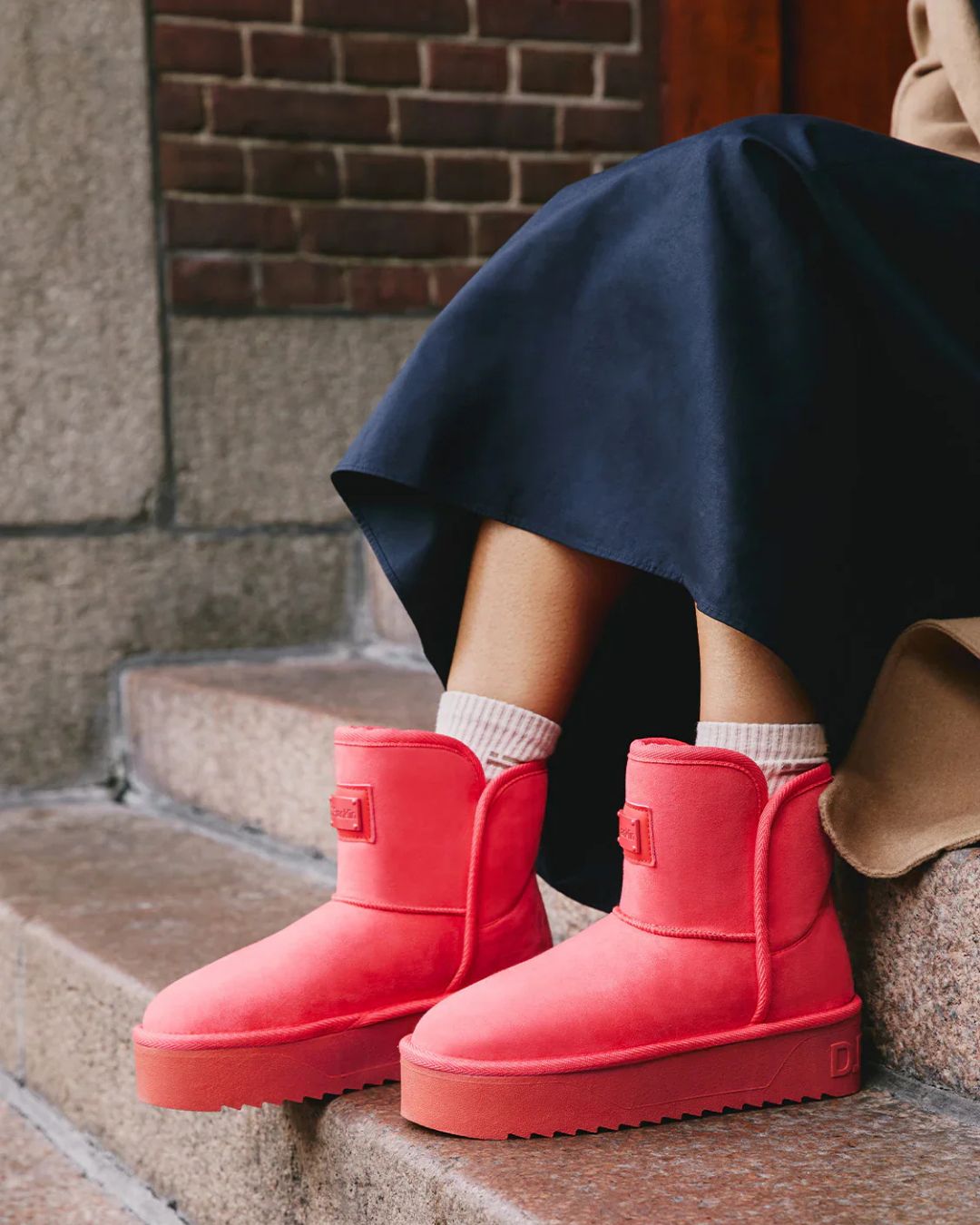 Kangaspinta on käsitelty vettä hylkiväksi. Pohja saanut kiitosta pitävyydestä. Koko normaali.