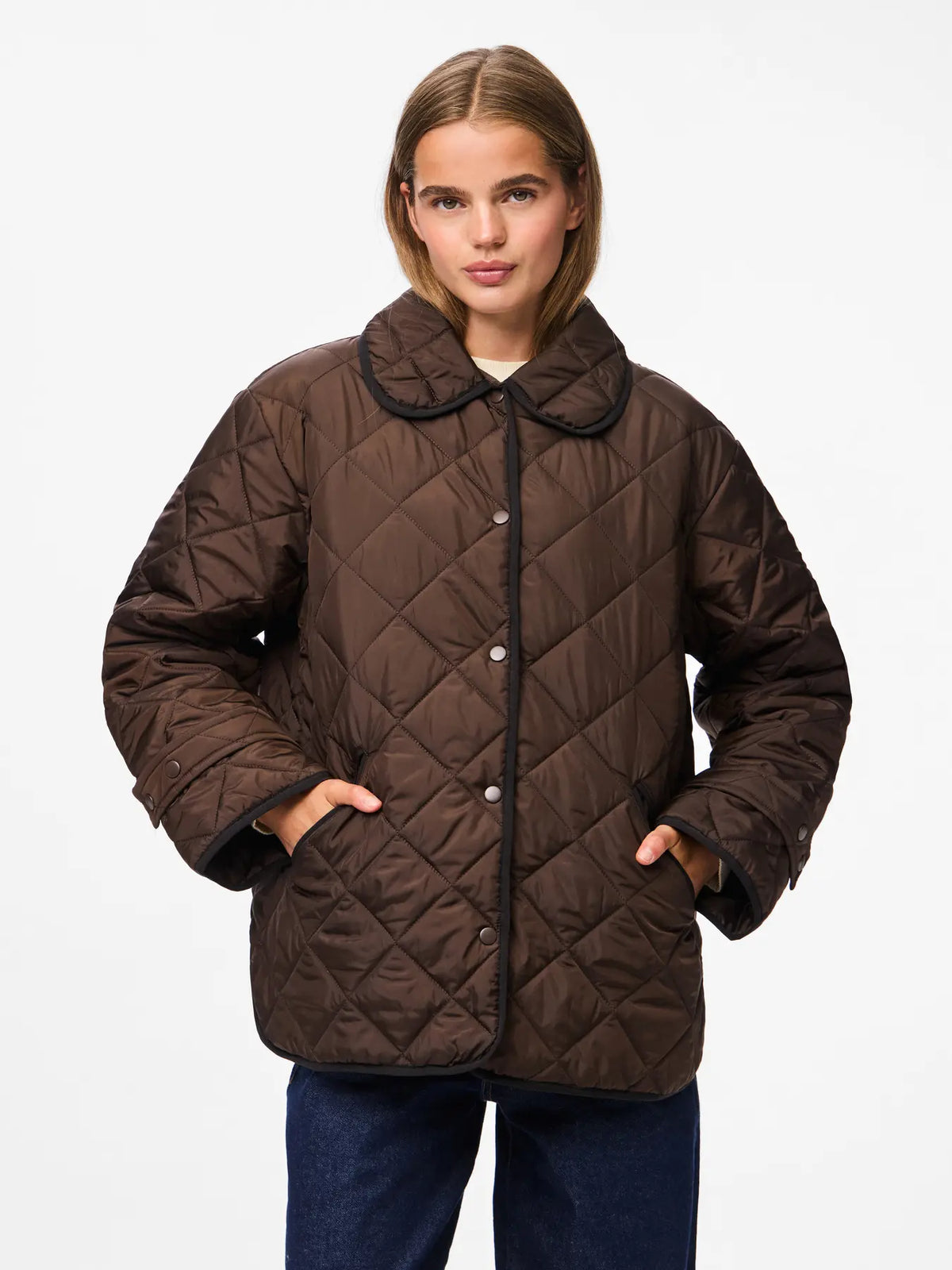 PCEMILY Short Quilted Jacket on kevyt naisten tikkitakki välikauteen. Lyhyt malli, nappikiinnitys, sivutaskut ja 100 % kierrätetty polyesteri.