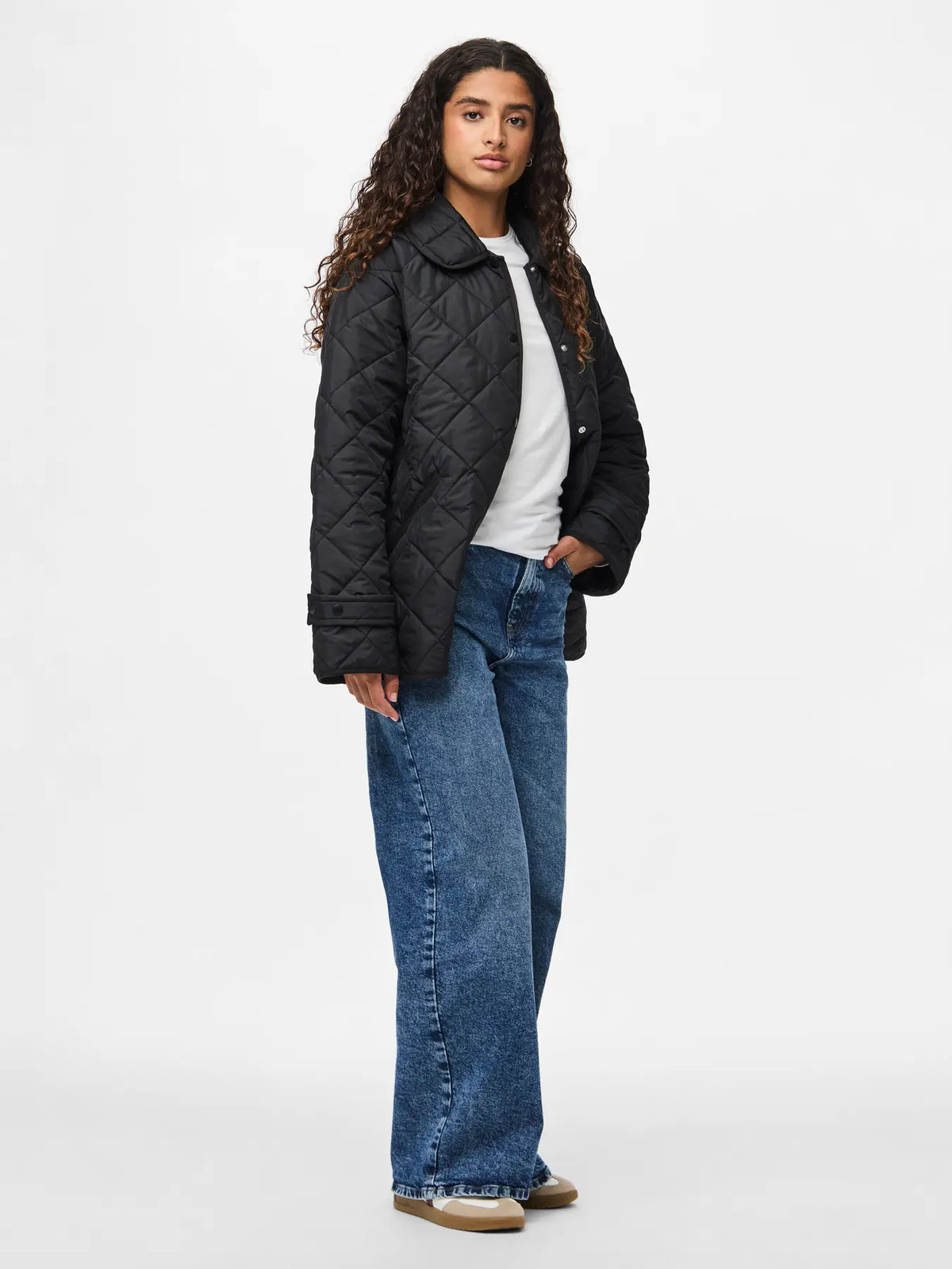 PCEMILY Short Quilted Jacket on kevyt naisten tikkitakki välikauteen. Lyhyt malli, nappikiinnitys, sivutaskut ja 100 % kierrätetty polyesteri.