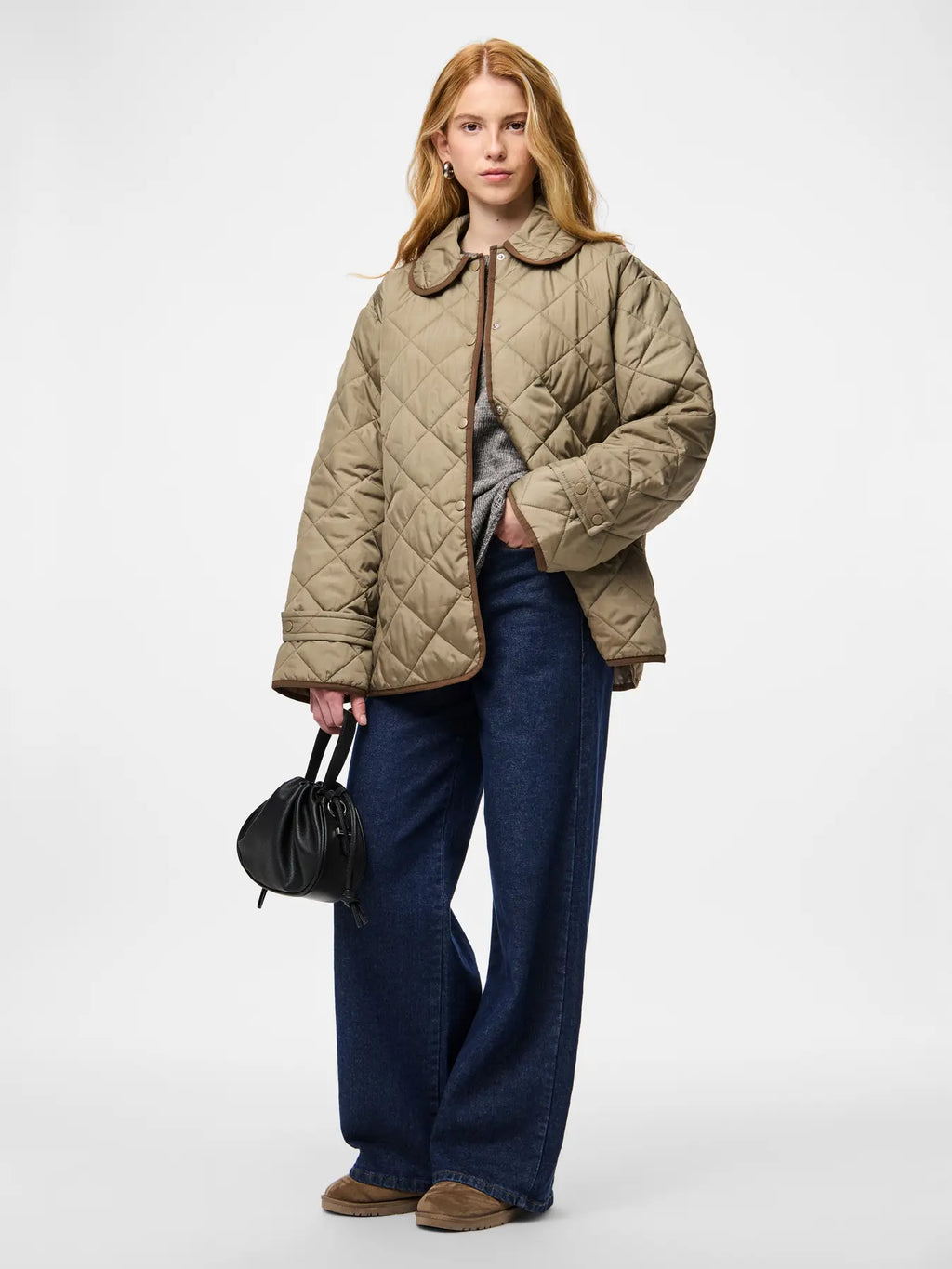 PCEMILY Short Quilted Jacket on kevyt naisten tikkitakki välikauteen. Lyhyt malli, nappikiinnitys, sivutaskut ja 100 % kierrätetty polyesteri.