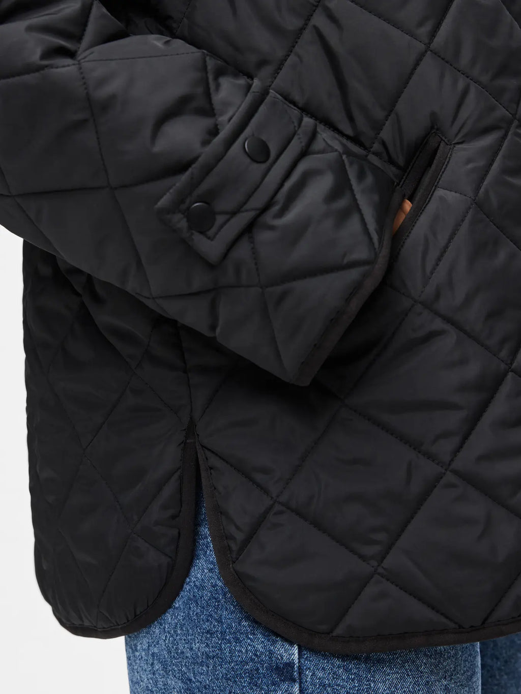 PCEMILY Short Quilted Jacket on kevyt naisten tikkitakki välikauteen. Lyhyt malli, nappikiinnitys, sivutaskut ja 100 % kierrätetty polyesteri.
