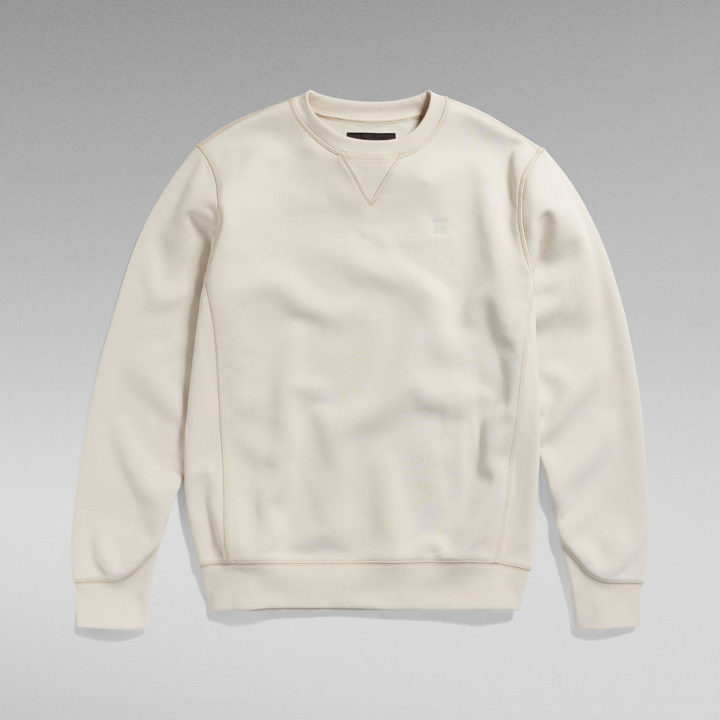 G-Star Premium Core -collegepaita on ajaton ja mukava arjen luottovaate. Suora istuvuus, pyöreä ribbineulottu pääntie ja hyvä istuvuus tekevät paidasta helposti yhdisteltävän niin farkkujen kuin rennompien housujen kanssa.