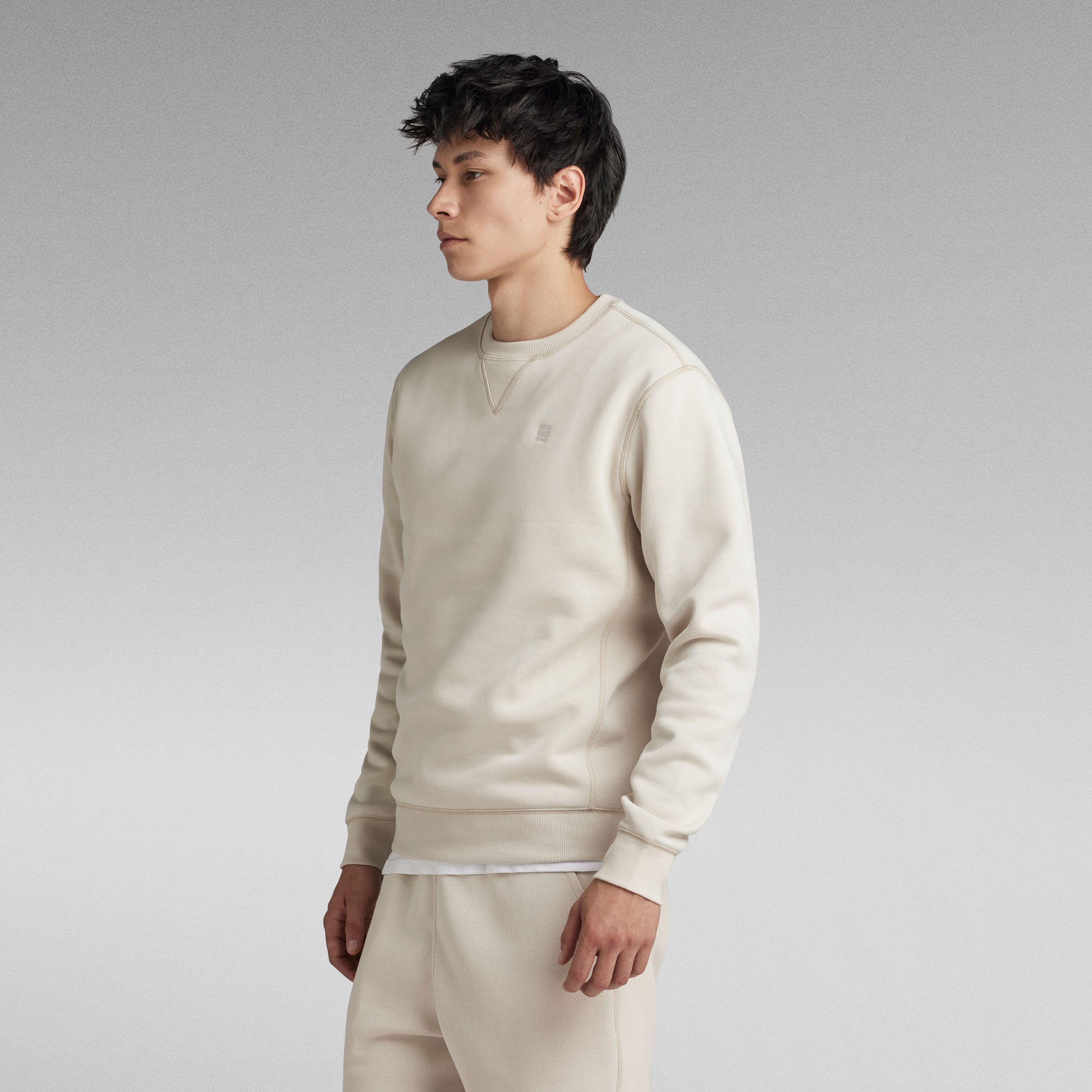 G-Star Premium Core -collegepaita on ajaton ja mukava arjen luottovaate. Suora istuvuus, pyöreä ribbineulottu pääntie ja hyvä istuvuus tekevät paidasta helposti yhdisteltävän niin farkkujen kuin rennompien housujen kanssa.