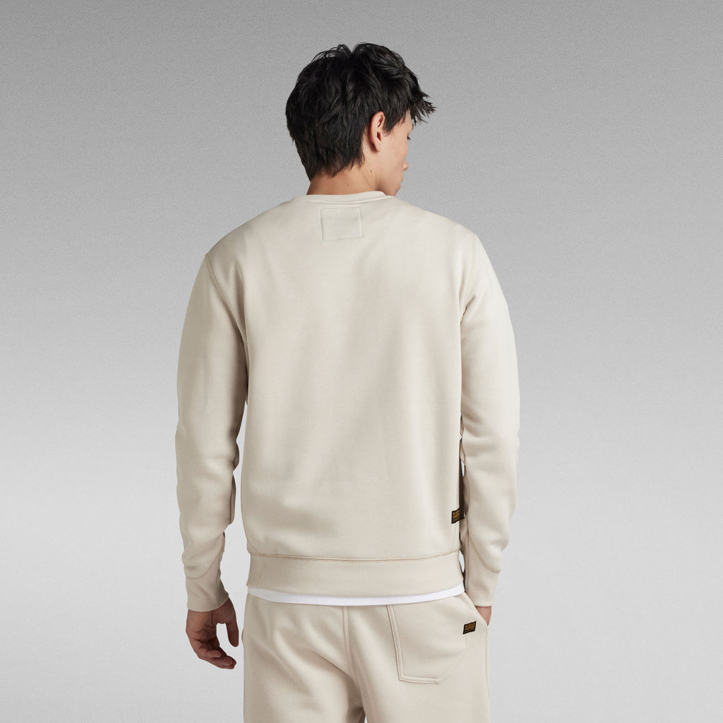 G-Star Premium Core -collegepaita on ajaton ja mukava arjen luottovaate. Suora istuvuus, pyöreä ribbineulottu pääntie ja hyvä istuvuus tekevät paidasta helposti yhdisteltävän niin farkkujen kuin rennompien housujen kanssa.