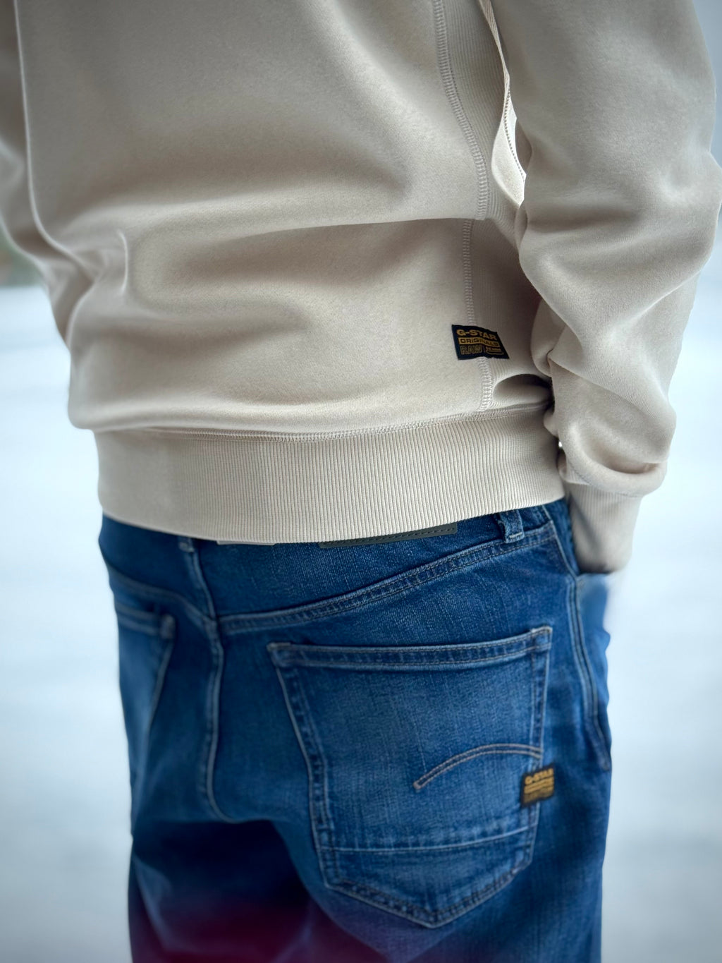 G-Star Premium Core -collegepaita on ajaton ja mukava arjen luottovaate. Suora istuvuus, pyöreä ribbineulottu pääntie ja hyvä istuvuus tekevät paidasta helposti yhdisteltävän niin farkkujen kuin rennompien housujen kanssa.