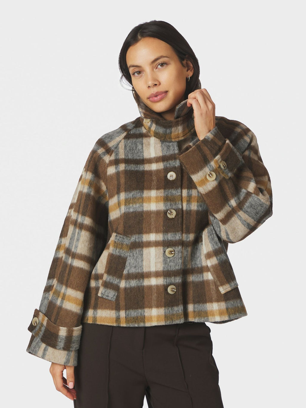 Neo Noir Quinn Check Jacket on väljä ruututakki lämpimässä camel-sävyssä. Oversize-malli on helppo kerrostaa neuleiden kanssa syksyllä.