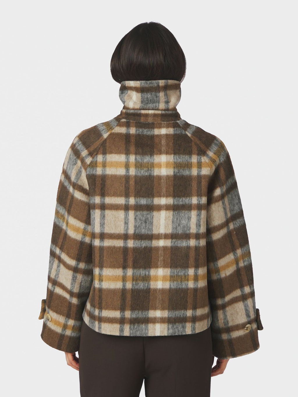 Neo Noir Quinn Check Jacket on väljä ruututakki lämpimässä camel-sävyssä. Oversize-malli on helppo kerrostaa neuleiden kanssa syksyllä.