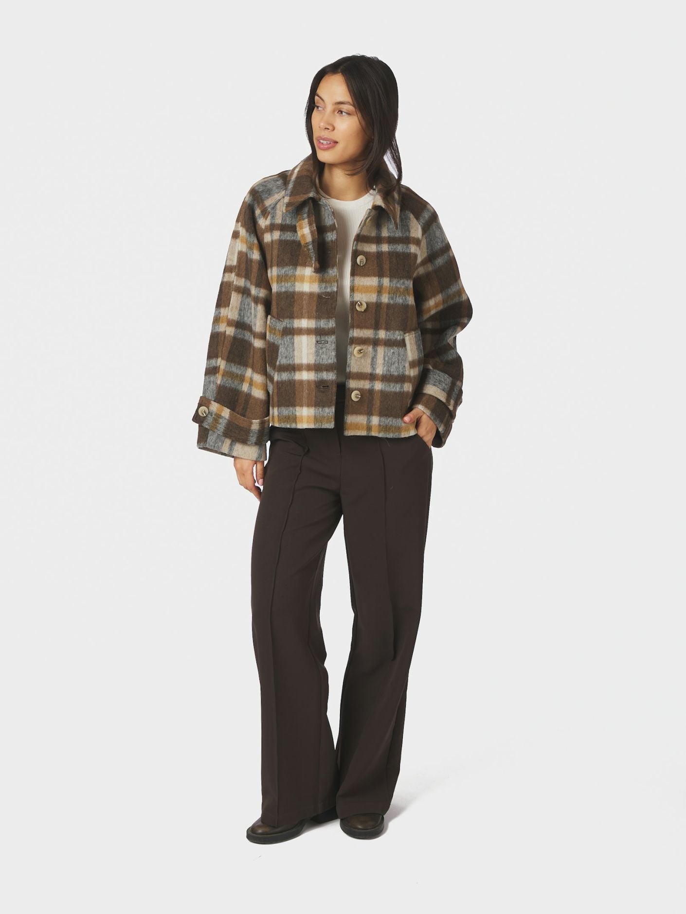 Neo Noir Quinn Check Jacket on väljä ruututakki lämpimässä camel-sävyssä. Oversize-malli on helppo kerrostaa neuleiden kanssa syksyllä.