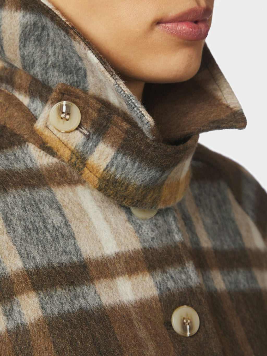 Neo Noir Quinn Check Jacket on väljä ruututakki lämpimässä camel-sävyssä. Oversize-malli on helppo kerrostaa neuleiden kanssa syksyllä.