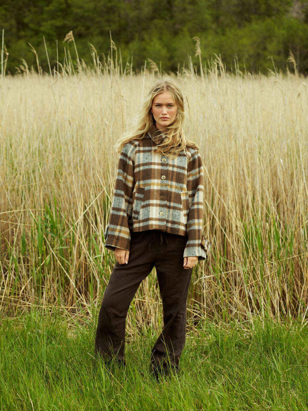 Neo Noir Quinn Check Jacket on väljä ruututakki lämpimässä camel-sävyssä. Oversize-malli on helppo kerrostaa neuleiden kanssa syksyllä.