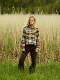 Neo Noir Quinn Check Jacket on väljä ruututakki lämpimässä camel-sävyssä. Oversize-malli on helppo kerrostaa neuleiden kanssa syksyllä.