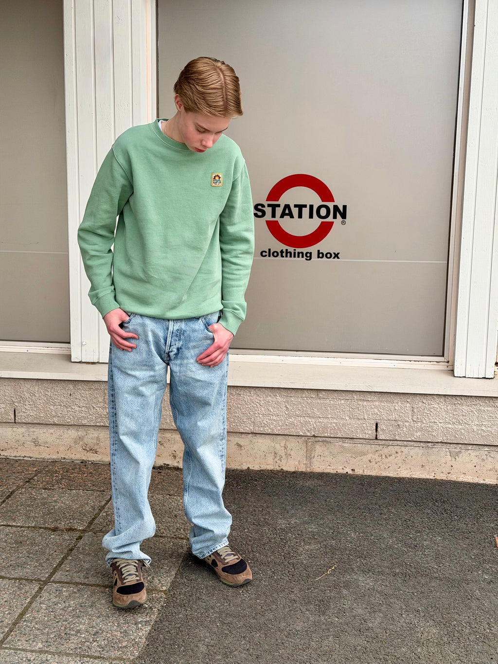 Standard fit -istuvuus tekee collegesta helpon ja monikäyttöisen arjen luottovaatteen. Pehmeä materiaali tuntuu mukavalta päällä, ja brodeerattu label viimeistee paidan. Miesten vaaleanvihreä paita arkeen.