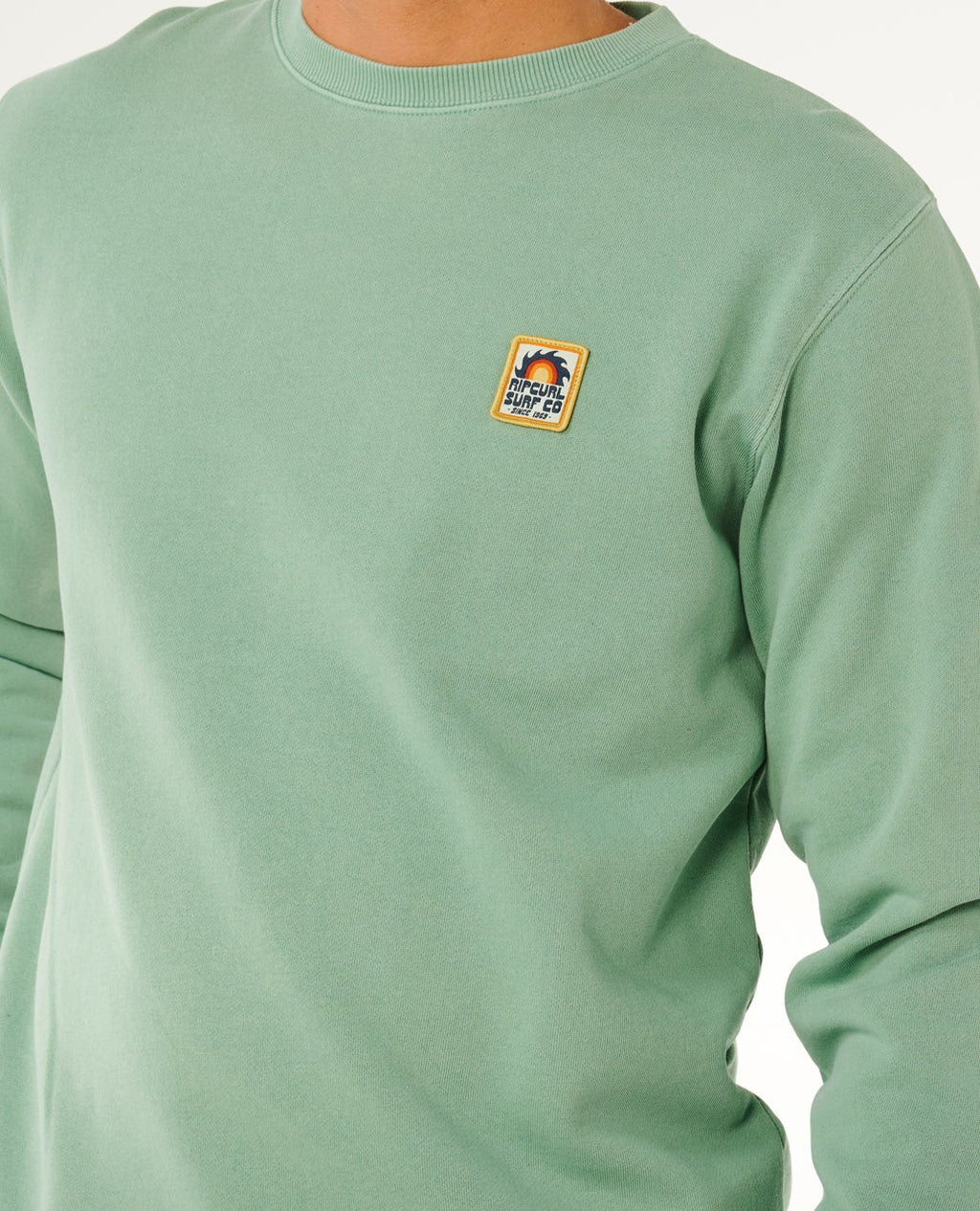 Standard fit -istuvuus tekee collegesta helpon ja monikäyttöisen arjen luottovaatteen. Pehmeä materiaali tuntuu mukavalta päällä, ja brodeerattu label viimeistee paidan. Miesten vaaleanvihreä paita arkeen.