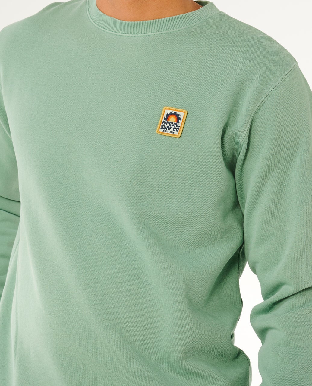Standard fit -istuvuus tekee collegesta helpon ja monikäyttöisen arjen luottovaatteen. Pehmeä materiaali tuntuu mukavalta päällä, ja brodeerattu label viimeistee paidan. Miesten vaaleanvihreä paita arkeen.