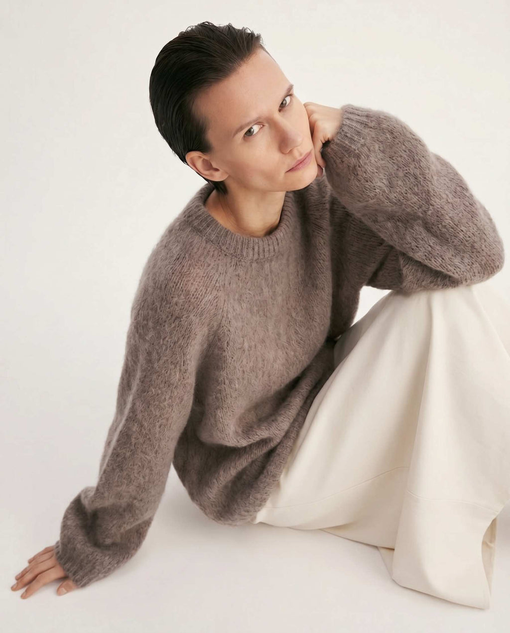 Americandreams The Rosie Pullover on ylellisen pehmeä ja kevyt mohairneule, jossa on rento istuvuus ja näyttävät, runsaat hihat.
