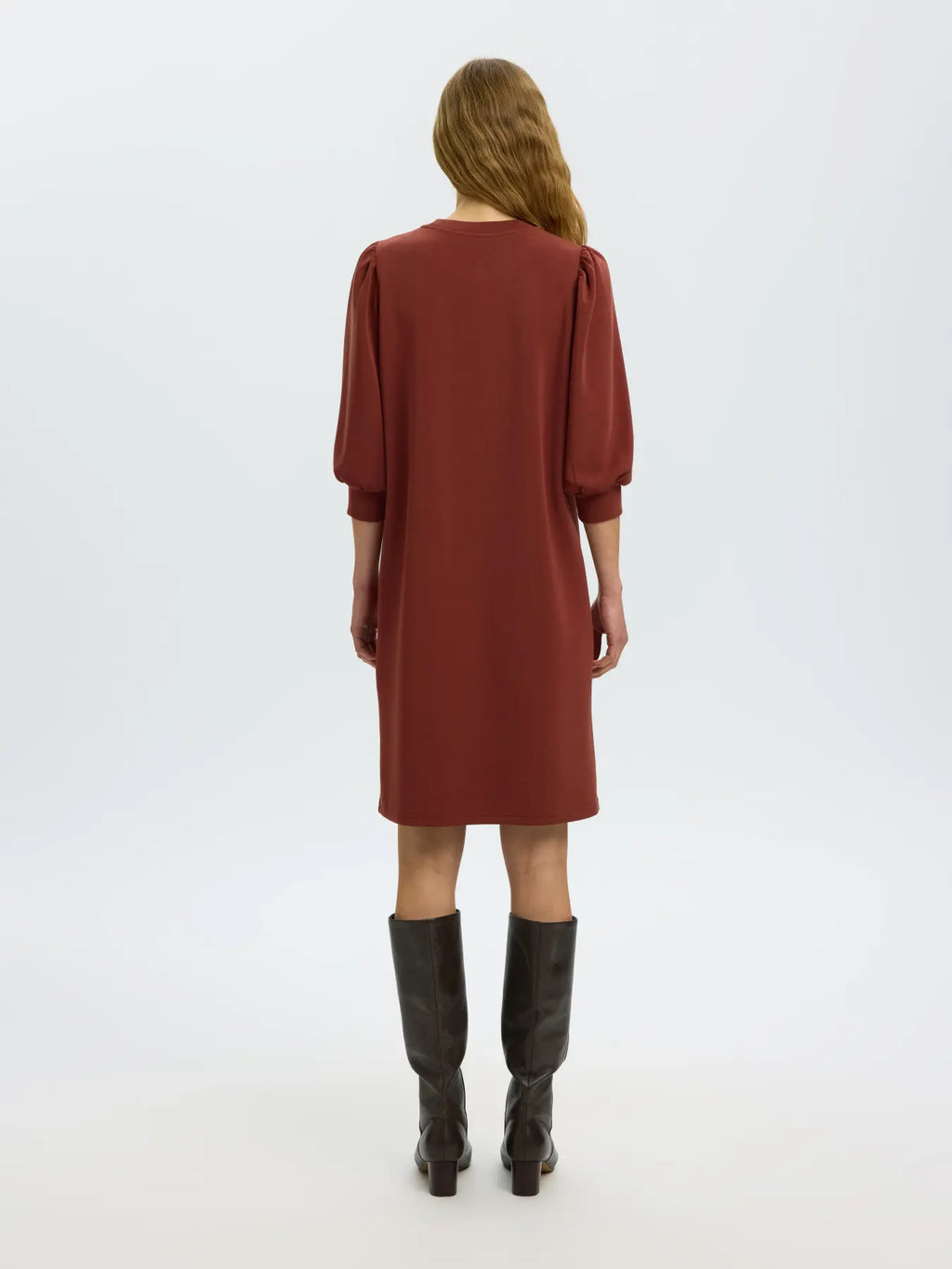 TENCEL™ Modal on laadukas selluloosakuitu, joka tunnetaan pehmeästä tunnustaan, hyvästä hengittävyydestään ja kauniista laskeutuvuudestaan.