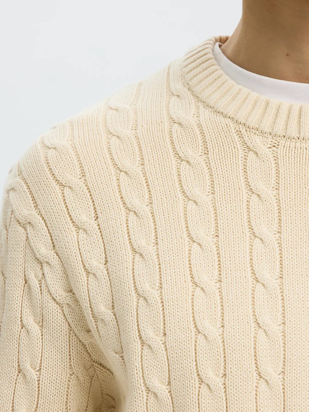 Miesten SLMBraun Cable Knit -palmikkoneule 100 % luomupuuvillasta. Pyöreä pääntie, pitkät hihat ja normaali istuvuus.