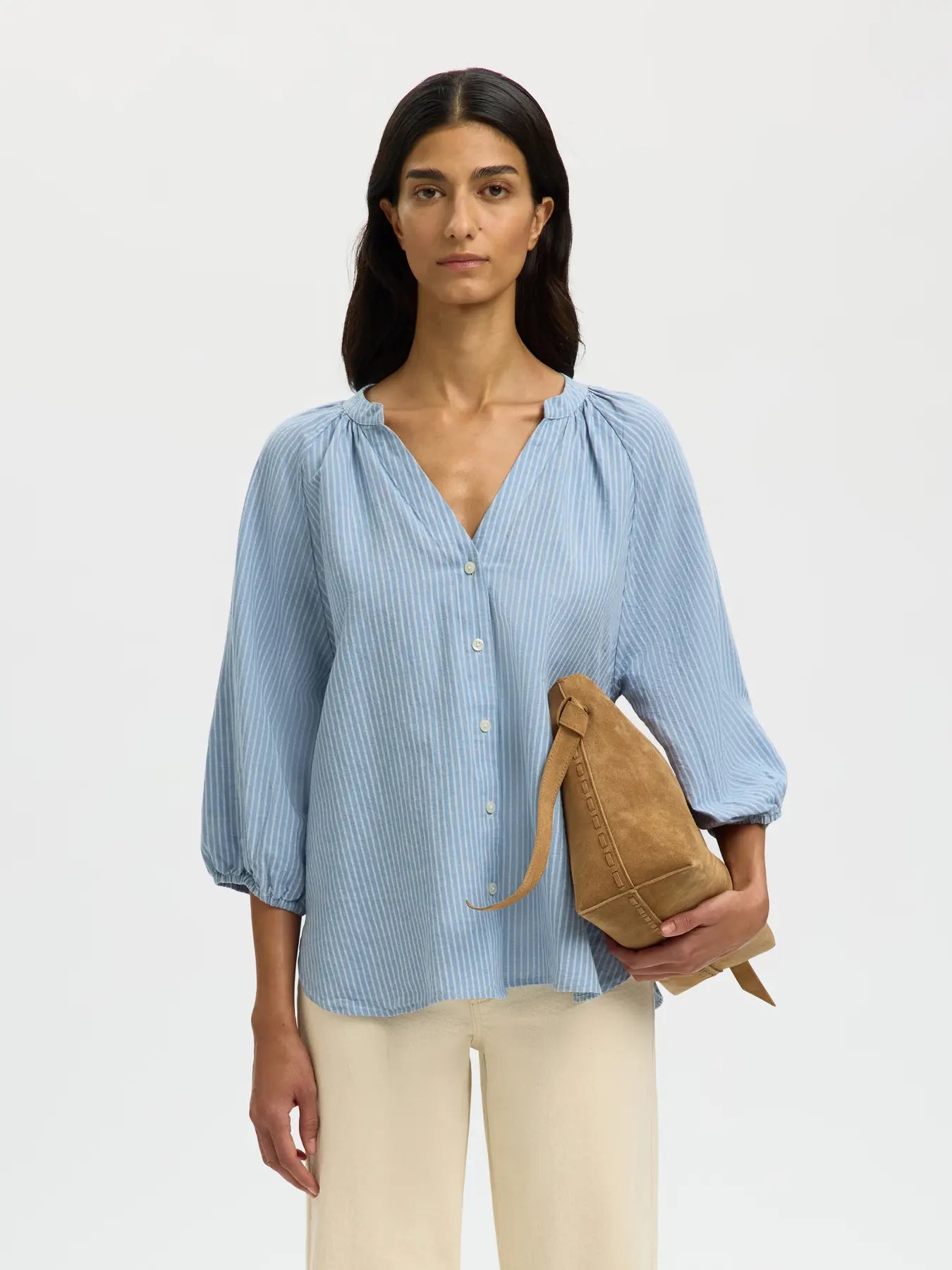 SLWCLEO-ALBERTA Linen Blend Shirt on ilmava ja ajattoman tyylikäs paita, joka sopii täydellisesti lämpimiin päiviin. Pellavan ja puuvillan yhdistelmä tekee materiaalista hengittävän, kevyen ja miellyttävän käyttää.