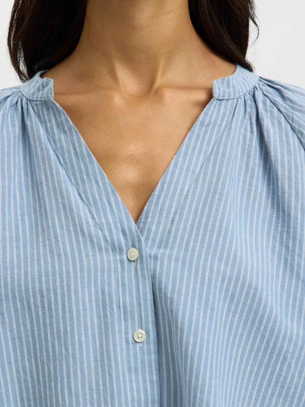 SLWCLEO-ALBERTA Linen Blend Shirt on ilmava ja ajattoman tyylikäs paita, joka sopii täydellisesti lämpimiin päiviin. Pellavan ja puuvillan yhdistelmä tekee materiaalista hengittävän, kevyen ja miellyttävän käyttää.