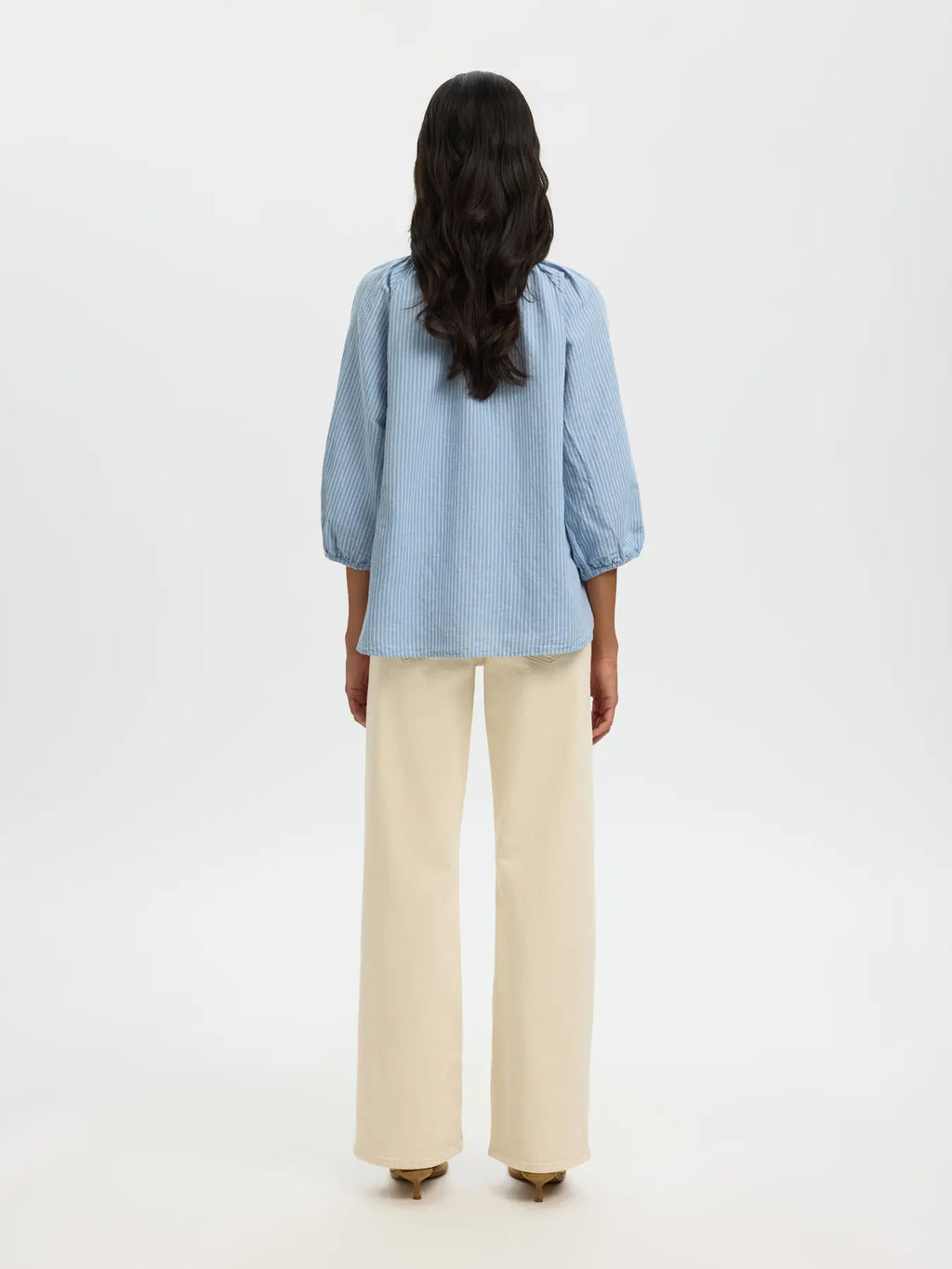 SLWCLEO-ALBERTA Linen Blend Shirt on ilmava ja ajattoman tyylikäs paita, joka sopii täydellisesti lämpimiin päiviin. Pellavan ja puuvillan yhdistelmä tekee materiaalista hengittävän, kevyen ja miellyttävän käyttää.