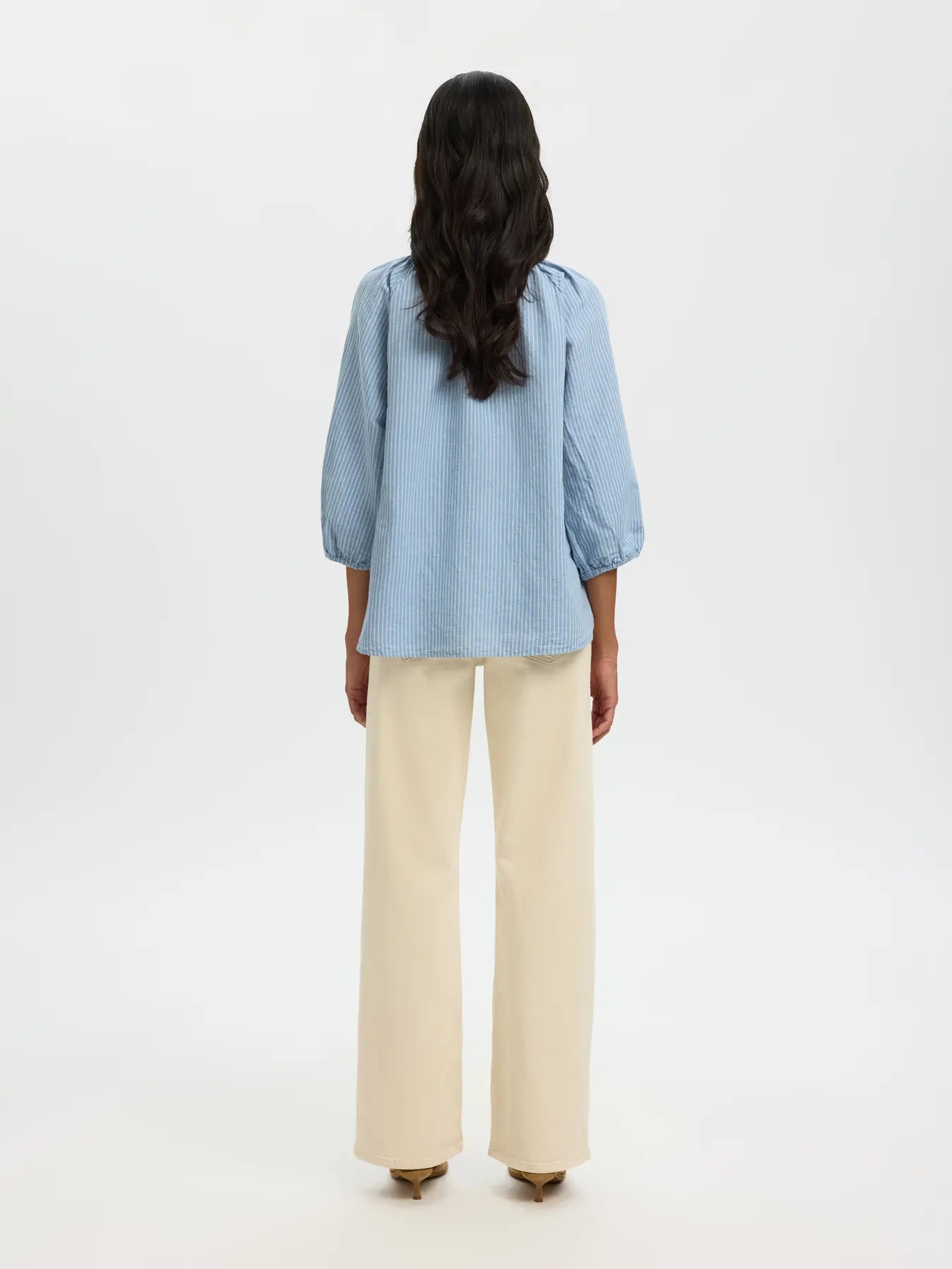 SLWCLEO-ALBERTA Linen Blend Shirt on ilmava ja ajattoman tyylikäs paita, joka sopii täydellisesti lämpimiin päiviin. Pellavan ja puuvillan yhdistelmä tekee materiaalista hengittävän, kevyen ja miellyttävän käyttää.