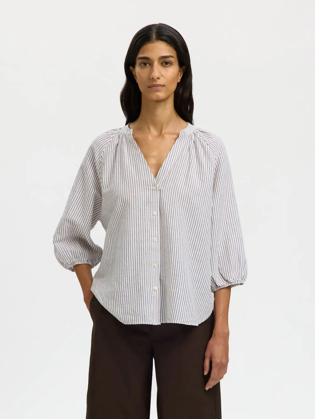SLWCLEO-ALBERTA Linen Blend Shirt on ilmava ja ajattoman tyylikäs paita, joka sopii täydellisesti lämpimiin päiviin. Pellavan ja puuvillan yhdistelmä tekee materiaalista hengittävän, kevyen ja miellyttävän käyttää.
