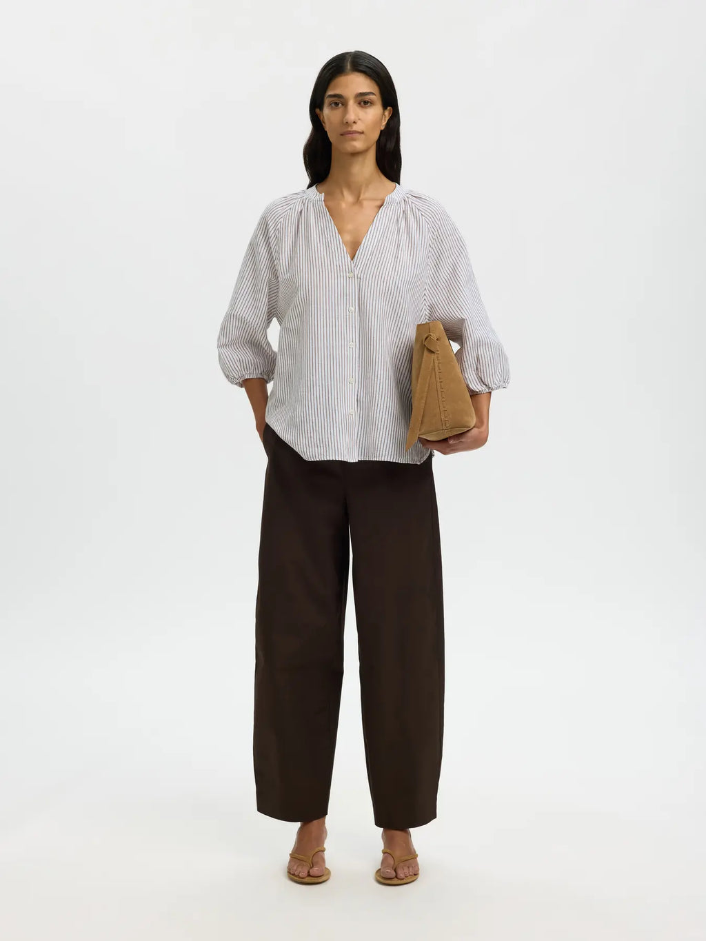 SLWCLEO-ALBERTA Linen Blend Shirt on ilmava ja ajattoman tyylikäs paita, joka sopii täydellisesti lämpimiin päiviin. Pellavan ja puuvillan yhdistelmä tekee materiaalista hengittävän, kevyen ja miellyttävän käyttää.