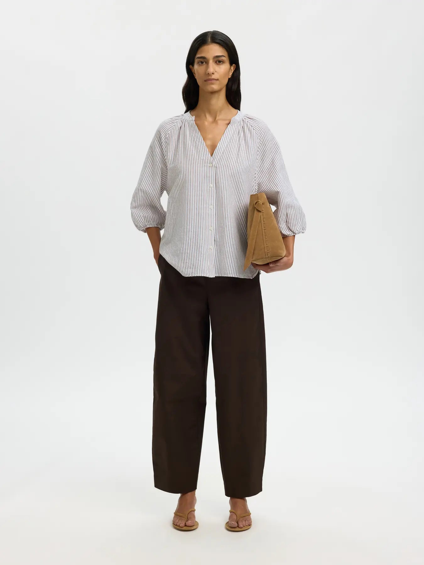 SLWCLEO-ALBERTA Linen Blend Shirt on ilmava ja ajattoman tyylikäs paita, joka sopii täydellisesti lämpimiin päiviin. Pellavan ja puuvillan yhdistelmä tekee materiaalista hengittävän, kevyen ja miellyttävän käyttää.