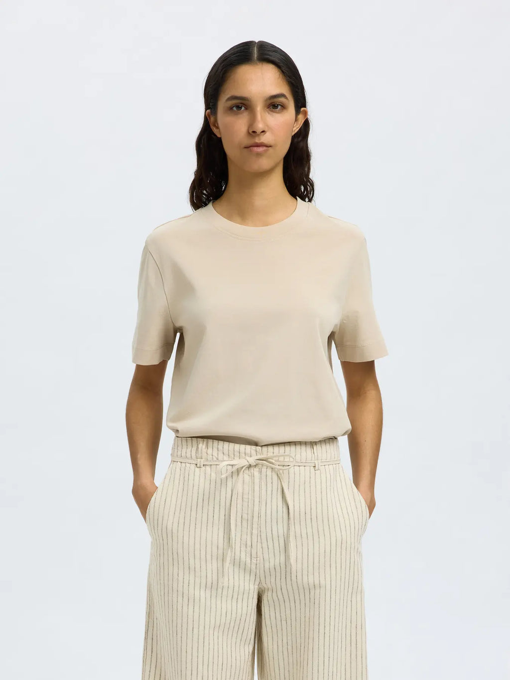SLWESSENTIAL Boxy Tee on rento luomupuuvillainen t-paita leveillä hihoilla ja boxy fit -mallilla. Ajaton ja suosittu arjen luottovaate.
