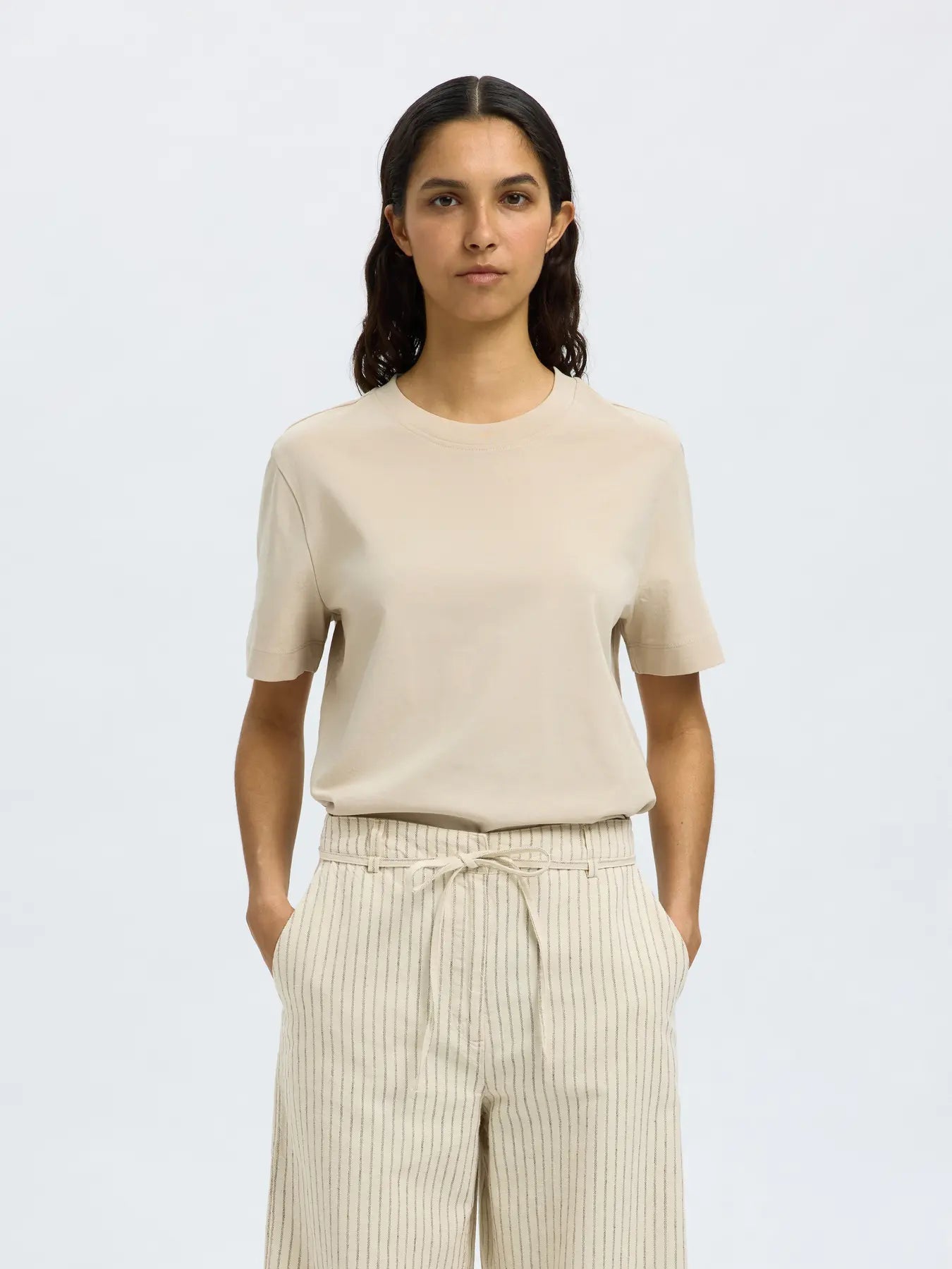 SLWESSENTIAL Boxy Tee on rento luomupuuvillainen t-paita leveillä hihoilla ja boxy fit -mallilla. Ajaton ja suosittu arjen luottovaate.