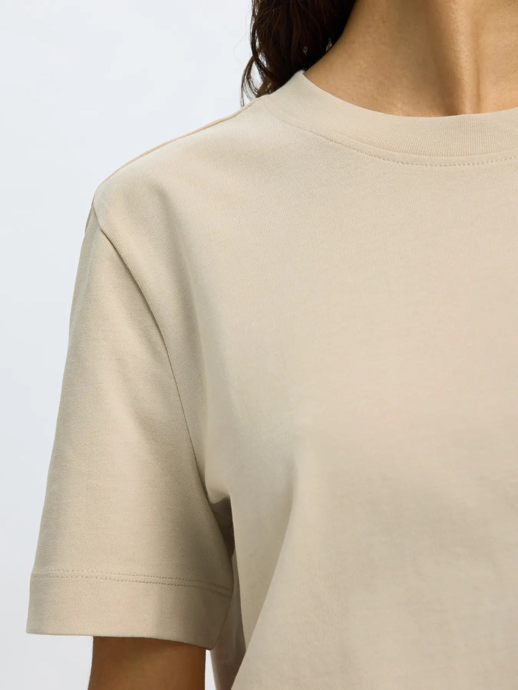 SLWESSENTIAL Boxy Tee on rento luomupuuvillainen t-paita leveillä hihoilla ja boxy fit -mallilla. Ajaton ja suosittu arjen luottovaate.