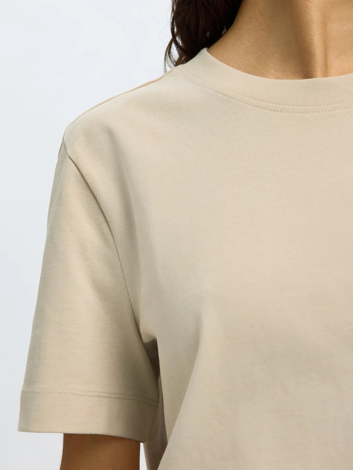 SLWESSENTIAL Boxy Tee on rento luomupuuvillainen t-paita leveillä hihoilla ja boxy fit -mallilla. Ajaton ja suosittu arjen luottovaate.