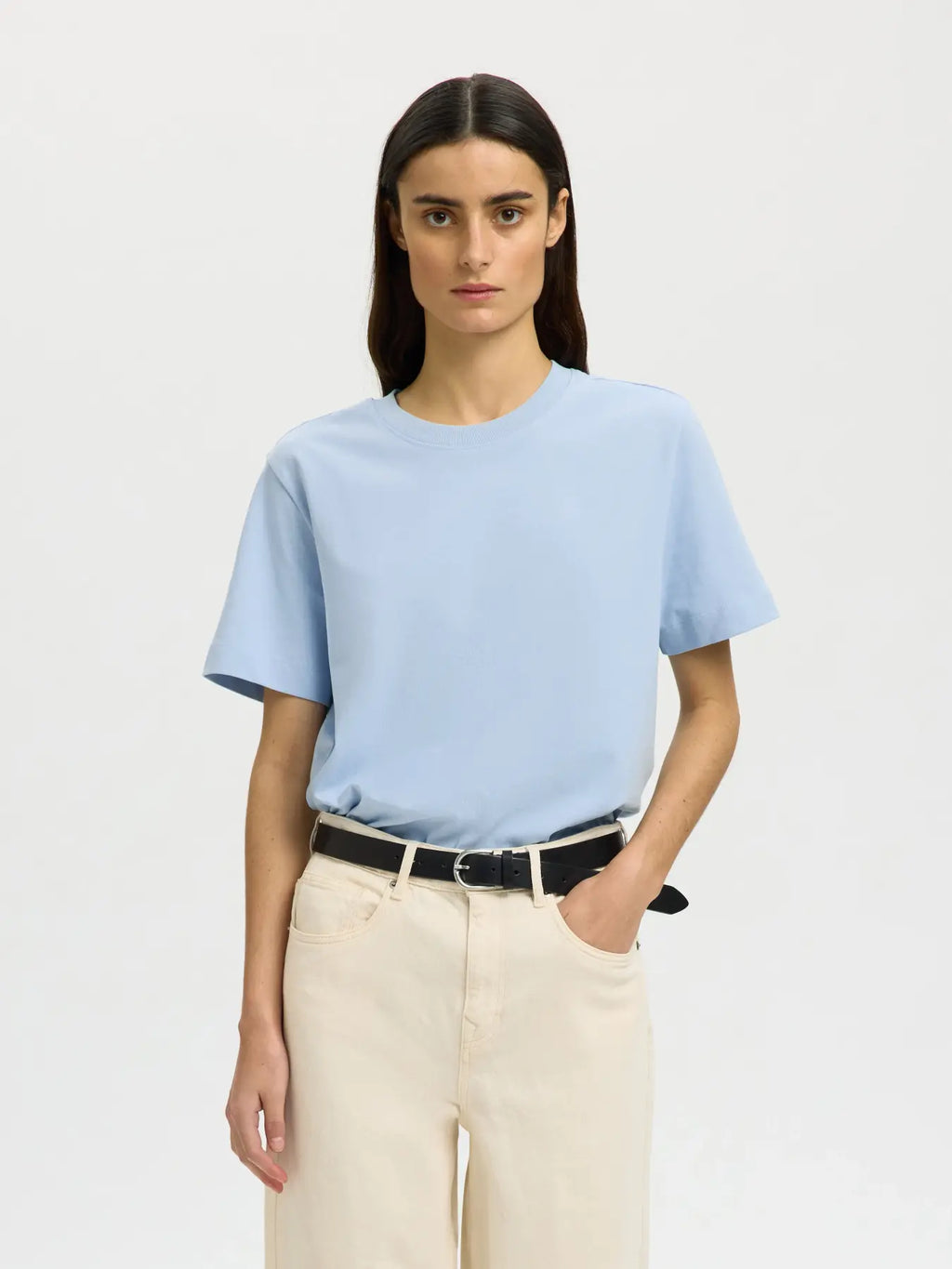 SLWESSENTIAL Boxy Tee on rento luomupuuvillainen t-paita leveillä hihoilla ja boxy fit -mallilla. Ajaton ja suosittu arjen luottovaate.