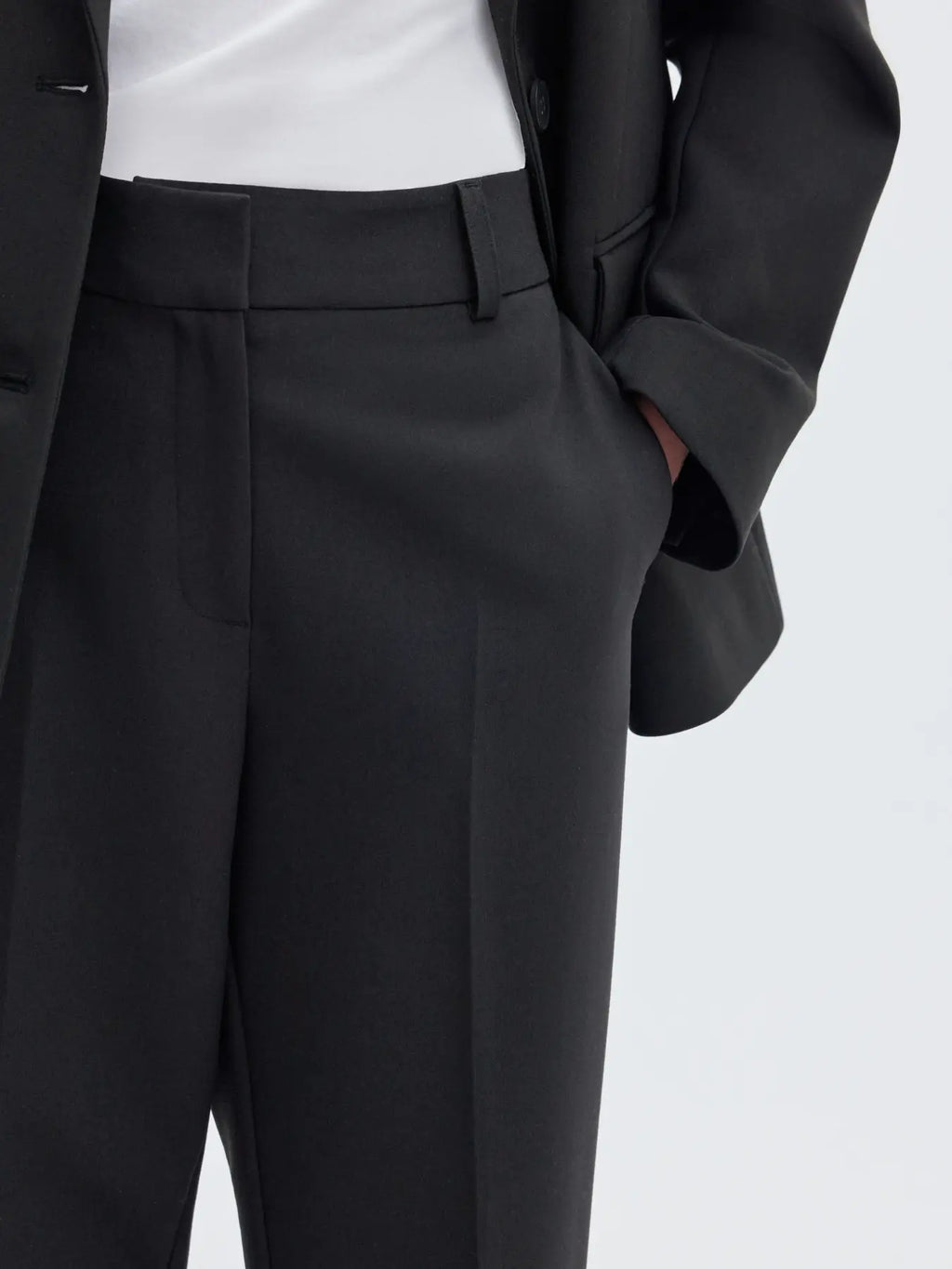 SLWRITA-RIA Cropped Pant -housut kapenevilla lahkeilla ja prässillä. Joustava materiaali, keskikorkea vyötärö ja vajaamittainen malli.