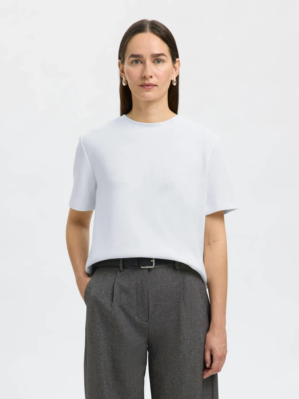 SLWTENNY Boxy Tee on väljä naisten t-paita, jossa puuvillaisesta Essential t-paidasta tuttu boxy malli pyörellä pääntiellä. TENCEL™ Modal -sekoite tuo mukavuutta.