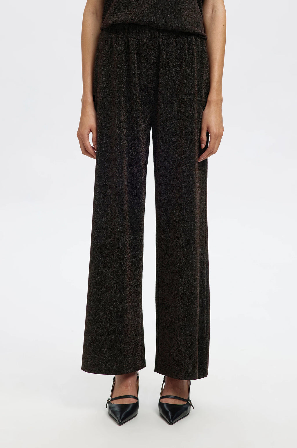 Selected Anja Relaxed Pants – korkeavyötäröiset ja leveälahkeiset housut. Rennon istuvuuden viimeistelee hienovaraisesti kimaltava pinta.