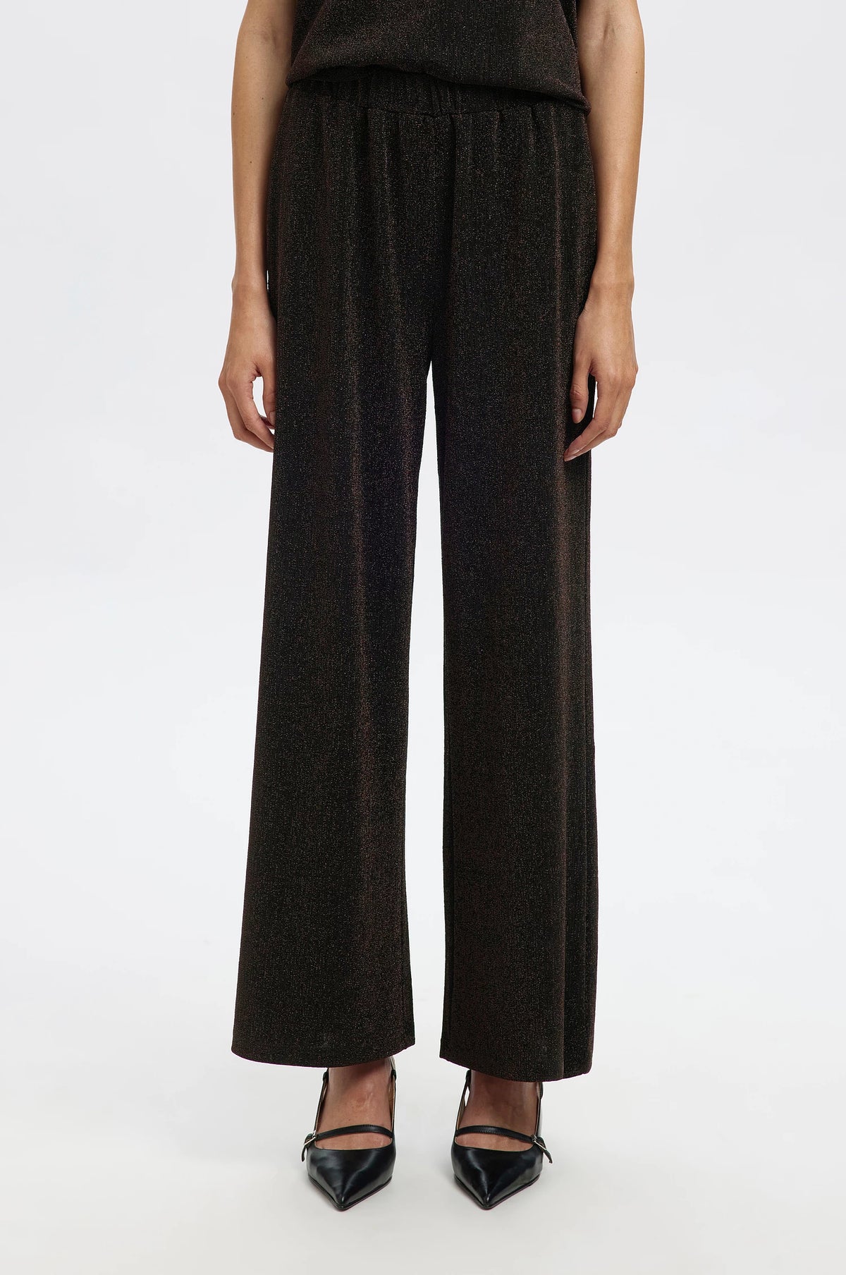 Selected Anja Relaxed Pants – korkeavyötäröiset ja leveälahkeiset housut. Rennon istuvuuden viimeistelee hienovaraisesti kimaltava pinta.