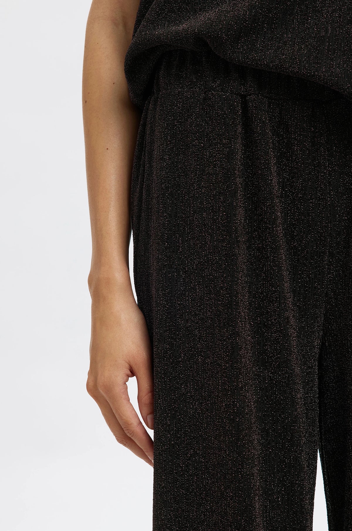Selected Anja Relaxed Pants – korkeavyötäröiset ja leveälahkeiset housut. Rennon istuvuuden viimeistelee hienovaraisesti kimaltava pinta.