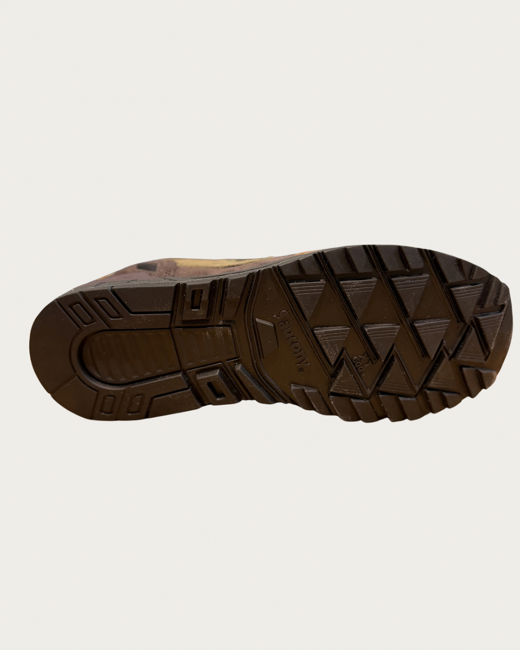 Shadow 5000 palaa ikoniseen muotoonsa, päivitettynä premium-materiaaleilla ja nykypäivän käyttömukavuudella. Alun perin vuonna 1989 lanseerattu Shadow-malli yhdistää juoksuperinnön, käsityötaituruuden ja sporttisen muotoilun. Tänään tämä klassikko toimii yhtä hyvin katutyylissä kuin aktiivisessa arjessa.