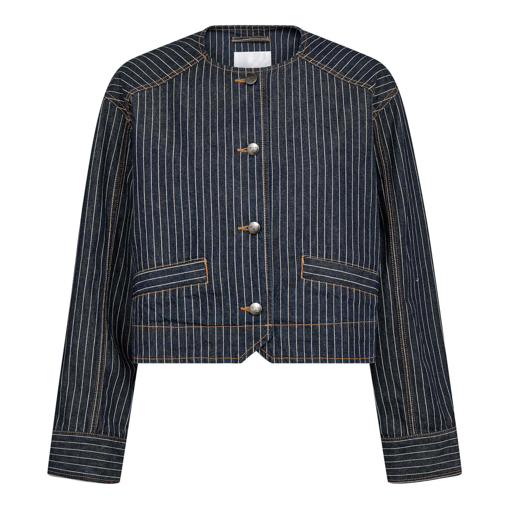 Co’Couture SiggaCC Stripe Jacket on lyhyt tummansininen farkkutakki valkoisella liituraitakuviolla. Yhdistä saman sarjan farkkuihin näyttäväksi setiksi.