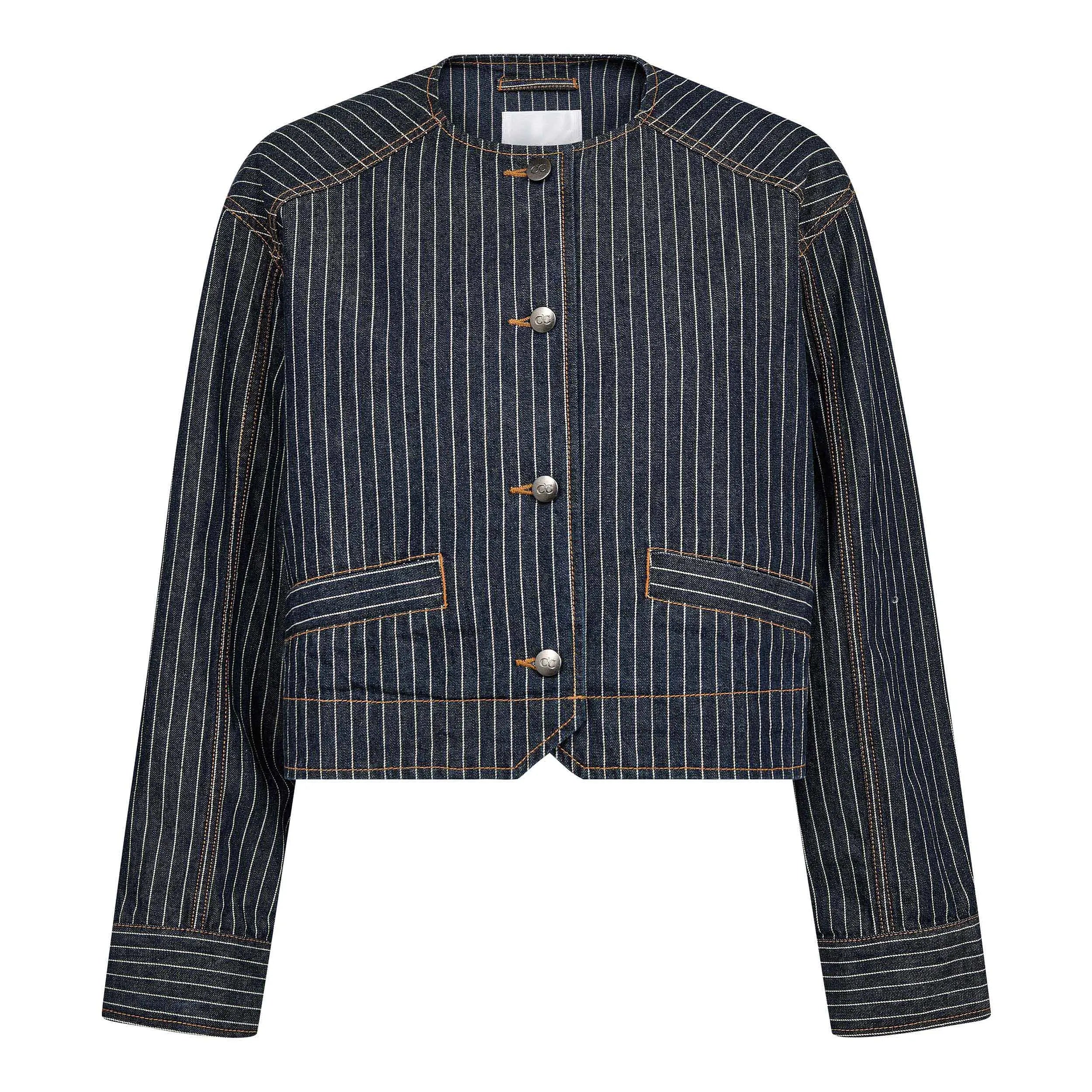 Co’Couture SiggaCC Stripe Jacket on lyhyt tummansininen farkkutakki valkoisella liituraitakuviolla. Yhdistä saman sarjan farkkuihin näyttäväksi setiksi.
