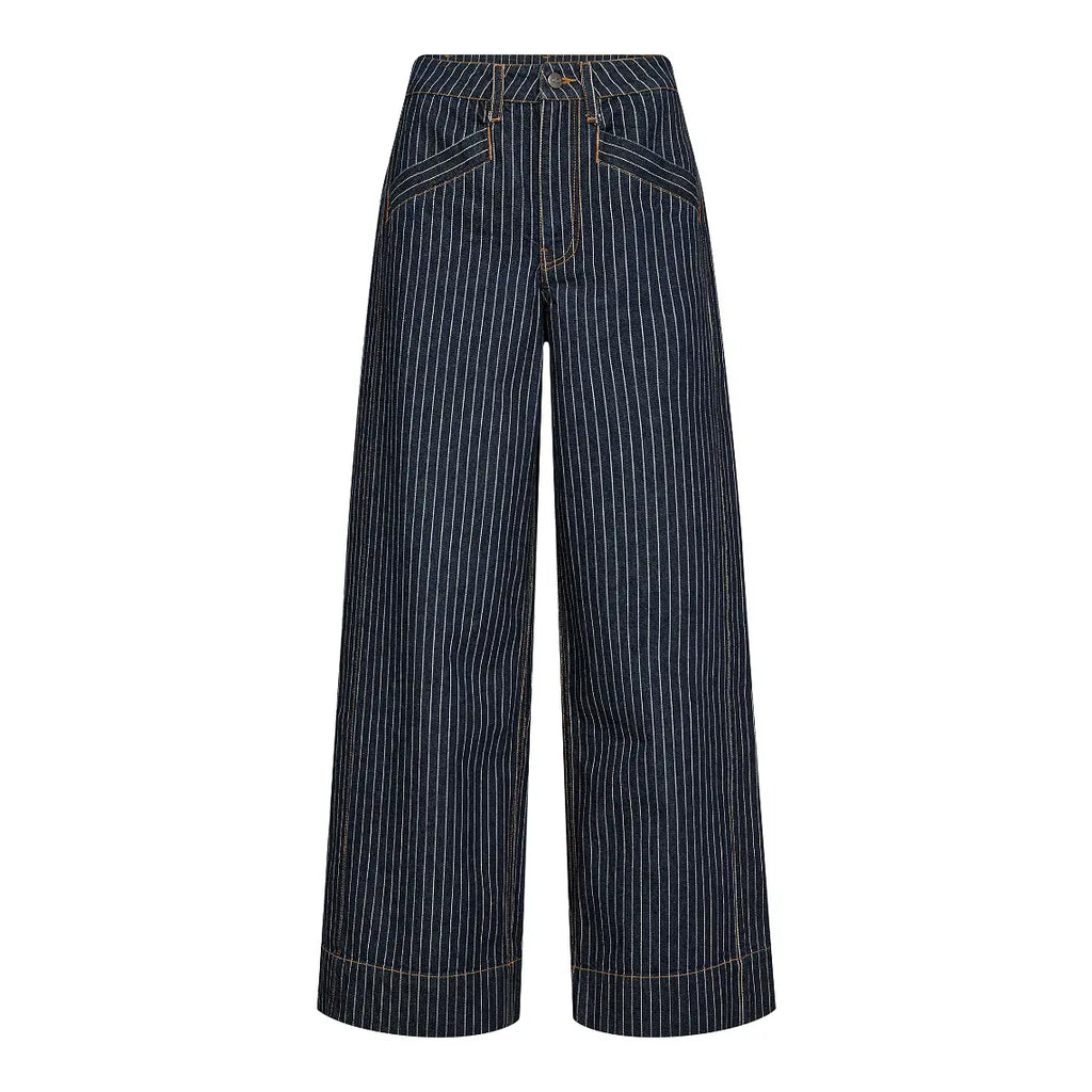 Co’Couture SiggaCC Stripe Pant on tummansininen raidallinen farkkumalli korkealla vyötäröllä ja täyspitkillä, leveillä lahkeilla.
