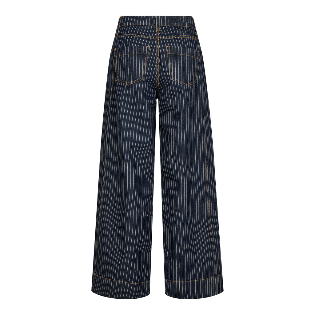 Co’Couture SiggaCC Stripe Pant on tummansininen raidallinen farkkumalli korkealla vyötäröllä ja täyspitkillä, leveillä lahkeilla.