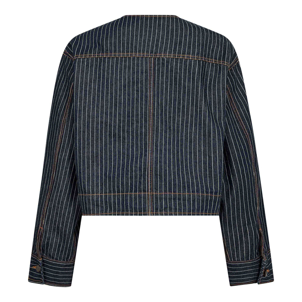 Co’Couture SiggaCC Stripe Jacket on lyhyt tummansininen farkkutakki valkoisella liituraitakuviolla. Yhdistä saman sarjan farkkuihin näyttäväksi setiksi.
