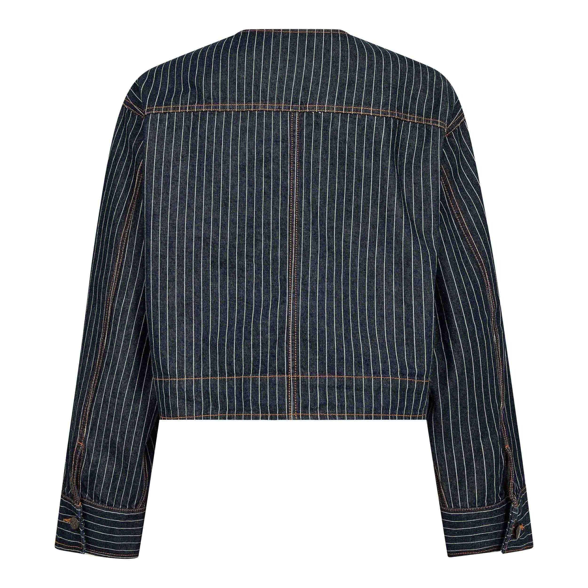 Co’Couture SiggaCC Stripe Jacket on lyhyt tummansininen farkkutakki valkoisella liituraitakuviolla. Yhdistä saman sarjan farkkuihin näyttäväksi setiksi.