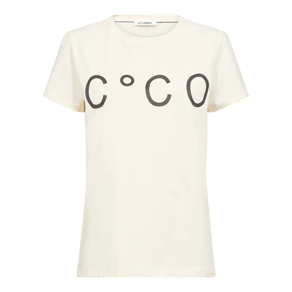 Co’Couturen C°CO T-paita on rento ja tyylikäs luottovaate, joka tuo asuun modernia ilmettä näyttävän logopainatuksen avulla. Paidan etuosaa koristaa suuri valkoinen C°CO-logo, joka luo trendikkään mutta helposti yhdisteltävän kokonaisuuden.
