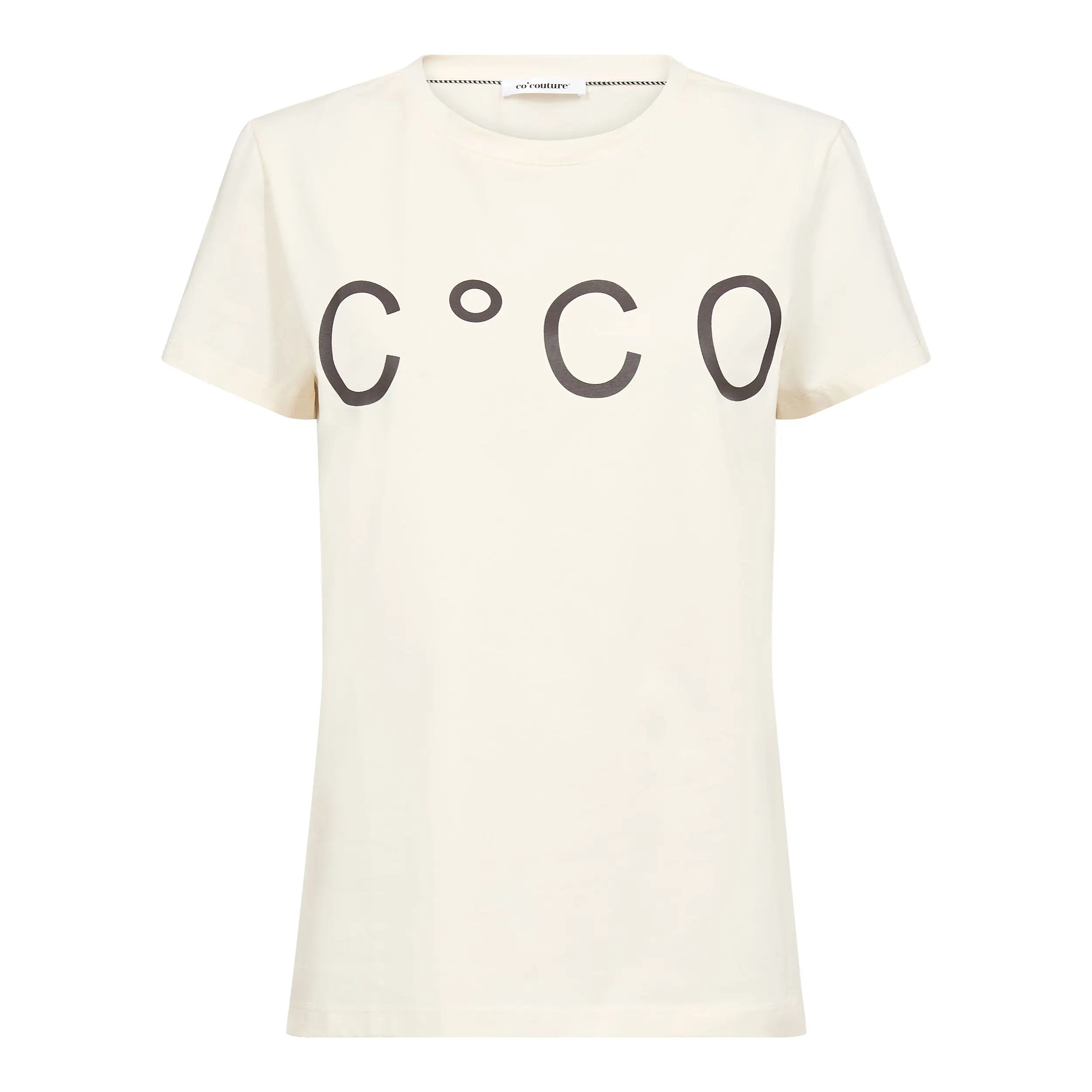 Co’Couturen C°CO T-paita on rento ja tyylikäs luottovaate, joka tuo asuun modernia ilmettä näyttävän logopainatuksen avulla. Paidan etuosaa koristaa suuri valkoinen C°CO-logo, joka luo trendikkään mutta helposti yhdisteltävän kokonaisuuden.